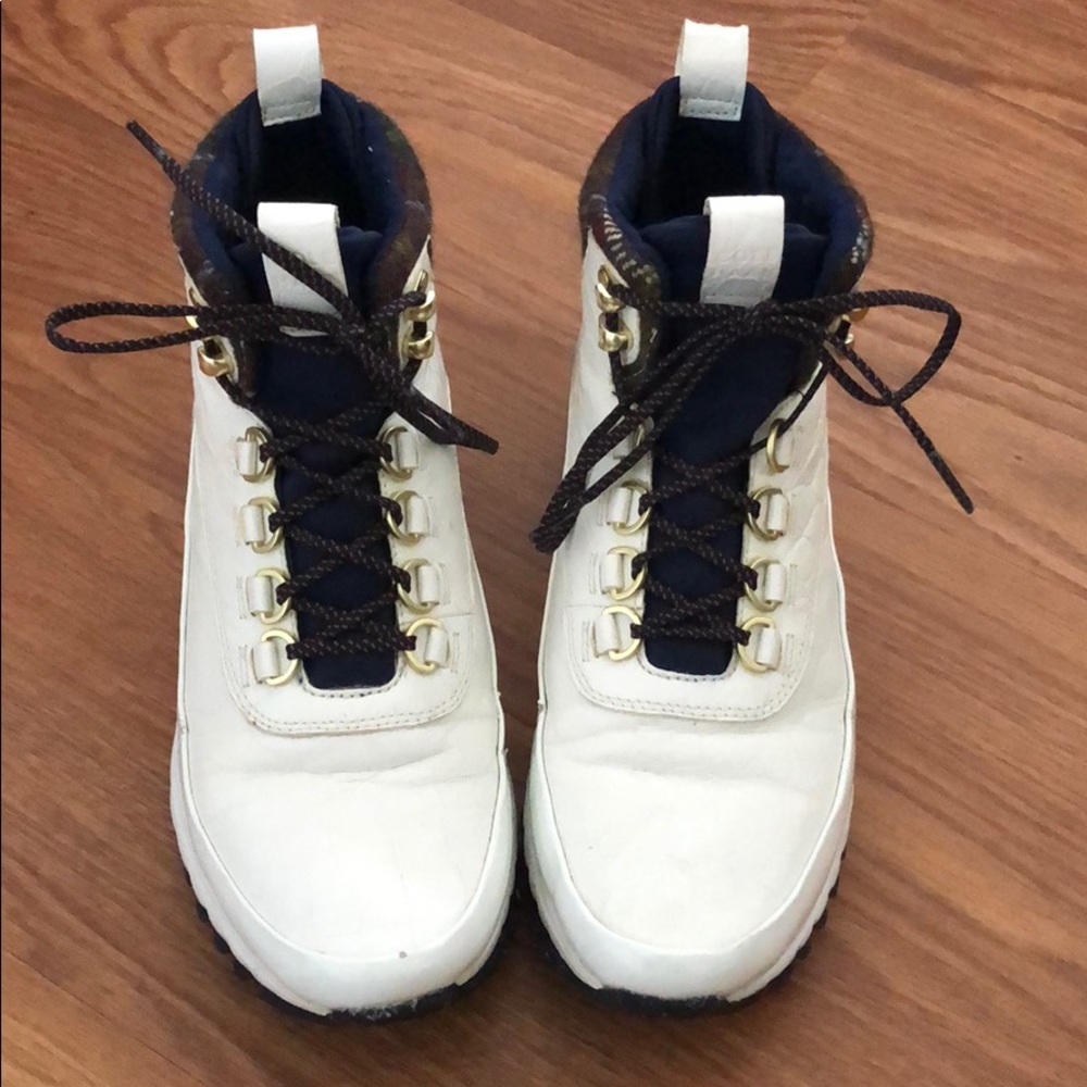 Sneaker boots